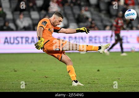 20.. April 2022 : CommBank Stadium, Sydney, Australien; A-League Football Western Sydney Wanderers versus Newcastle Jets; Daniel Margusch von Western Sydney Wanderers räumt den Ball im langen Downfield Stockfoto