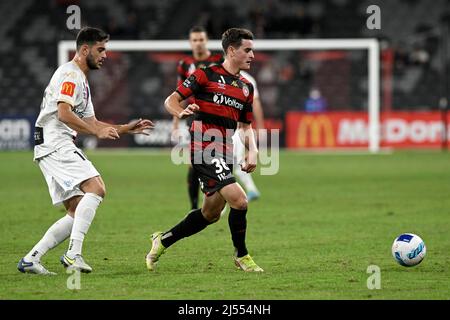 20.. April 2022 : CommBank Stadium, Sydney, Australien; A-League Football Western Sydney Wanderers versus Newcastle Jets; Alessandro Lopane von Western Sydney Wanderers dicht gefolgt von Kosta Grozos von Newcastle Jets Stockfoto