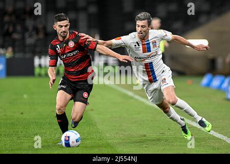 20.. April 2022 : CommBank Stadium, Sydney, Australien; A-League Football Western Sydney Wanderers gegen Newcastle Jets; Steven Ugarkovic von Western Sydney Wanderers und Jason Hoffman von Newcastle Jets kämpfen um den Ball Stockfoto