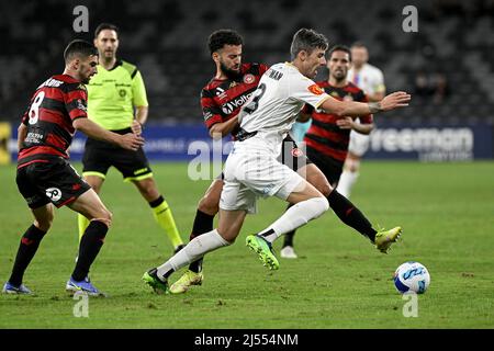 20.. April 2022 : CommBank Stadium, Sydney, Australien; A-League Football Western Sydney Wanderers versus Newcastle Jets; Jason Hoffman von Newcastle Jets bricht an Ramy Najjarine von Western Sydney Wanderers vorbei Stockfoto