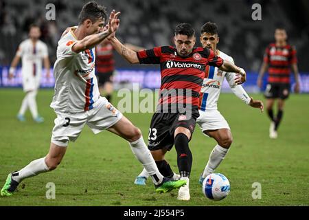 20.. April 2022 : CommBank Stadium, Sydney, Australien; A-League Football Western Sydney Wanderers versus Newcastle Jets; Dimitri Petratos von Western Sydney Wanderers wird von Jason Hoffman von Newcastle Jets angegangen Stockfoto