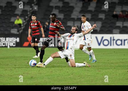 20.. April 2022 : CommBank Stadium, Sydney, Australien; A-League Football Western Sydney Wanderers versus Newcastle Jets; Angus Thurgate von Newcastle Jets bekämpft Adama Traore von Western Sydney Wanderers Stockfoto