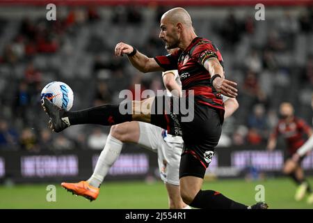 20.. April 2022 : CommBank Stadium, Sydney, Australien; A-League Football Western Sydney Wanderers versus Newcastle Jets; James Troisi von Western Sydney Wanderers springt, um den Ball in die Box zu überqueren Stockfoto