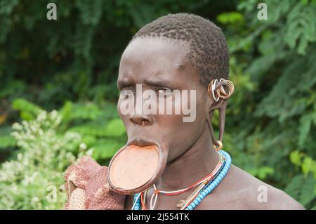 Surma Frau mit Lippe Platte, Tulgit, Omo River Valley, Äthiopien Stockfoto