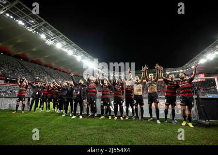 20.. April 2022 : CommBank Stadium, Sydney, Australien; A-League Football Western Sydney Wanderers versus Newcastle Jets; die Wanderers feiern nach dem Spiel einen Sieg von 3-2 vor ihren Fans Stockfoto