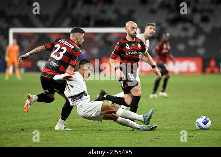 20.. April 2022 : CommBank Stadium, Sydney, Australien; A-League Football Western Sydney Wanderers versus Newcastle Jets; Dimitri Petratos von Western Sydney Wanderers bündelt sich über Riley Warland of Newcastle Jets Stockfoto