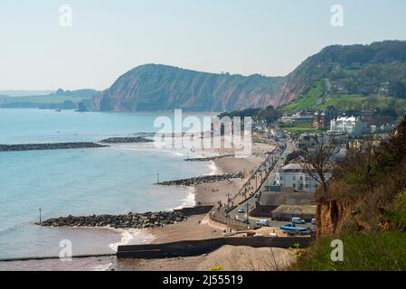 Sidmouth, Devon, Großbritannien. 20.. April 2022. Wetter in Großbritannien. Blick von der Salcombe Hill Cliff nach Westen über den Badeort Sidmouth in Devon an einem Tag glühender heißer Frühlingssonne. Bildnachweis: Graham Hunt/Alamy Live News Stockfoto