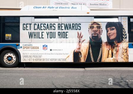 Eine Anzeige auf der Seite eines New Yorker Busses für Caesars Sportsbook, eine Online-Sportwetten-Website. Online-Wetten sind jetzt in New York legal. Stockfoto