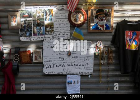 Schilder und Fotos zur Unterstützung der Ukraine auf einem Flohmarkt auf der Brighton Beach Avenue im Viertel Little Odessa im Süden von Brooklyn, YC> . Stockfoto