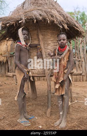 Zwei Karo-Mädchen mit Halsketten aus Cowry-Muscheln und Gesichtsmalereien, Omo River Valley, Süd-Äthiopien Stockfoto
