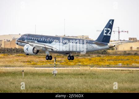 Embraers eigenes Demonstratorflugzeug Embraer 190 E2 Std (ERJ-190-300STD) (REG: 2-RLET), das nach einer Tournee in Vietnam und dem Fernen Osten wieder zurückkehrt. Stockfoto