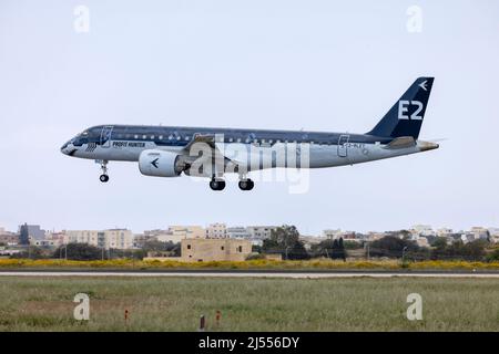 Embraers eigenes Demonstratorflugzeug Embraer 190 E2 Std (ERJ-190-300STD) (REG: 2-RLET), das nach einer Tournee in Vietnam und dem Fernen Osten wieder zurückkehrt. Stockfoto