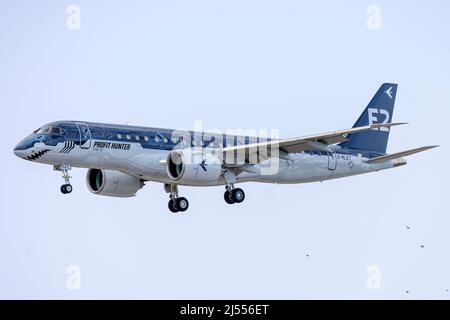 Embraers eigenes Demonstratorflugzeug Embraer 190 E2 Std (ERJ-190-300STD) (REG: 2-RLET), das nach einer Tournee in Vietnam und dem Fernen Osten wieder zurückkehrt. Stockfoto