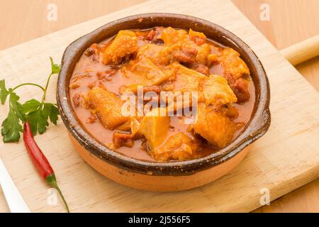 Typisch spanisches Essen, geschmorte Kutteln a la madrilena. Stockfoto