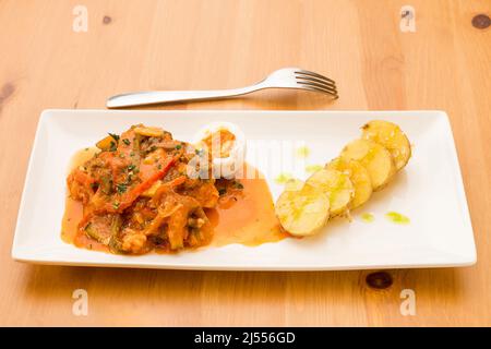 Typisch spanische Küche, Kabeljau mit Ratatouille und Kartoffeln. Stockfoto