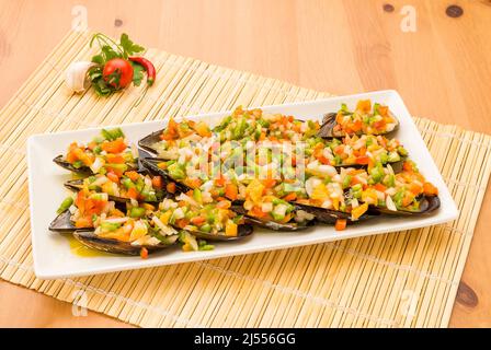 Typisch spanisches Essen, Muscheln mit Vinaigrette Stockfoto