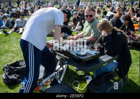 London, Großbritannien. 20. April 2022. Hunderte von Menschen versammeln sich heute (20..) im Hyde Park, um „420“ zu feiern. Das Ereignis wird jährlich weltweit von Tausenden von Cannabisrauchern beobachtet. Kredit: claire doherty/Alamy Live Nachrichten Stockfoto