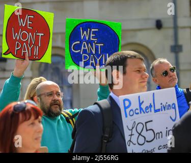 London, Großbritannien. 20. April 2022. Demonstranten, die von dem Verkleidungen-Skandal betroffen sind, versammeln sich vor dem Parlament, während die Abgeordneten heute über Änderungen des Gesetzes zur Gebäudesicherheit abstimmen werden. Eine Reihe von parteiübergreifenden Abgeordneten, darunter Ed Davey (LibDem-Vorsitzender), Stephen Doughty (Labour), Iain Duncan Smith (Konservativer) und Sir Peter Bottomley (Konservativer), der Vater des Unterhauses, nehmen an der Veranstaltung Teil und sprechen, um ihre Unterstützung zu zeigen. Kredit: Imageplotter/Alamy Live Nachrichten Stockfoto