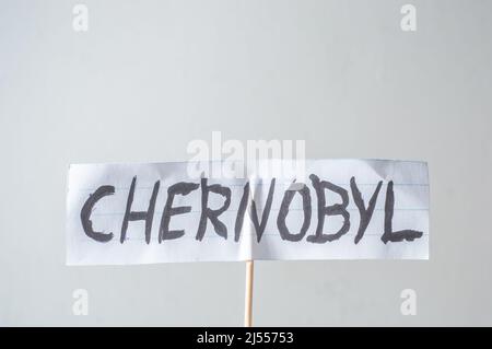 Tschernobyl, Wort auf einem geschnittenen Papier geschrieben, weißer Hintergrund und Kopierraum. Stockfoto