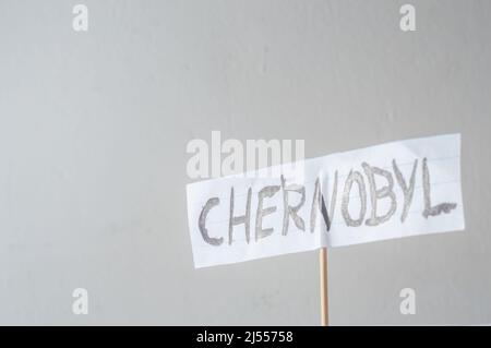 Tschernobyl, Wort auf einem geschnittenen Papier geschrieben, weißer Hintergrund und Kopierraum. Stockfoto