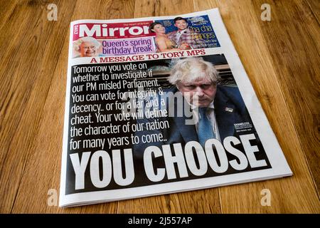 20. April 2022. Eine Titelseite Nachricht an Tory-Abgeordnete vom Daily Mirror. Stockfoto