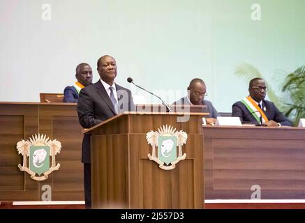 Yamoussoukro, Elfenbeinküste. 19. April 2022. Präsident Alassane Ouattara von der Elfenbeinküste spricht auf einer Konferenz in Yamoussoukro, der Hauptstadt der Elfenbeinküste, am 19. April 2022. Präsident Alassane Ouattara von Cote d'Ivoire hat am Dienstag Tiemoko Meyliet Kone, den Gouverneur der Zentralbank der westafrikanischen Staaten (BCEAO), zum Vizepräsidenten der Republik Cote d'Ivoire ernannt. Quelle: Yvan Sonh/Xinhua/Alamy Live News Stockfoto