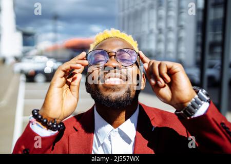 Happy Latino spanien Mode-Manager in der marsala Jacke in der Stadt im Freien sonnigen Sommer guten Tag Stockfoto