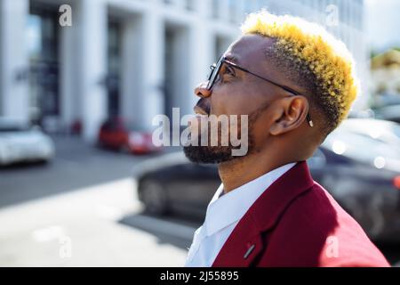 Happy Latino spanien Mode-Manager in der marsala Jacke in der Stadt im Freien sonnigen Sommer guten Tag Stockfoto