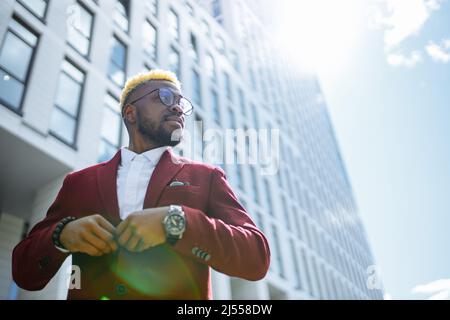 Happy Latino spanien Mode-Manager in der marsala Jacke in der Stadt im Freien sonnigen Sommer guten Tag Stockfoto