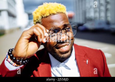 Happy Latino spanien Mode-Manager in der marsala Jacke in der Stadt im Freien sonnigen Sommer guten Tag Stockfoto