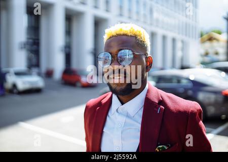 Happy Latino spanien Mode-Manager in der marsala Jacke in der Stadt im Freien sonnigen Sommer guten Tag Stockfoto