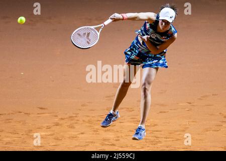 Stuttgart, Deutschland. 20. April 2022. Tennis: WTA Tour - Stuttgart, Singles, Frauen, 16. Runde, Swiatek (Polen) - Lys (Deutschland). IGA Swiatek in Aktion. Quelle: Tom Weller/dpa/Alamy Live News Stockfoto