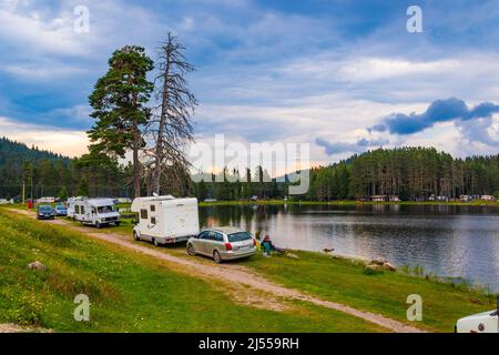 Shiroka Polyana ist ein Stausee in den westlichen Rhodopen in Bulgarien, inmitten eines Waldes mit alten Kiefern. Stockfoto