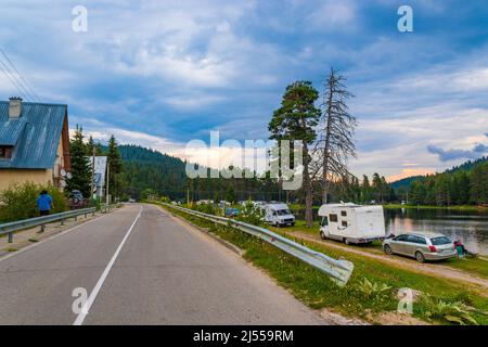 Shiroka Polyana ist ein Stausee in den westlichen Rhodopen in Bulgarien, inmitten eines Waldes mit alten Kiefern. Stockfoto