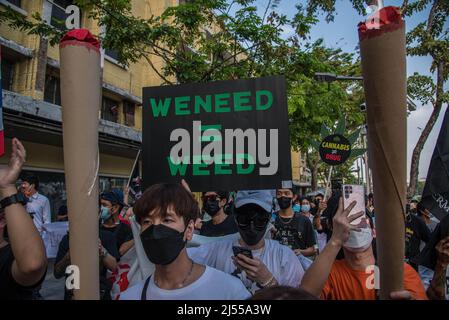 Bangkok, Thailand, 20/04/2022, Menschen halten während der Demonstration am Demokratiedenkmal Schilder und Anstelungen. Thailändische Aktivisten marschierten vom Demokratie-Denkmal zur Khaosan Road, um den Welt-Cannabis-Tag zu feiern und den Freizeitkonsum von Marihuana in Thailand zu fördern. Die thailändischen Behörden haben einen Plan, Cannabis und Hanf von der Betäubungsmittelliste des Landes zu entfernen, ein historischer Schritt, der Jahrzehnte des Verbots beendete, Die Möglichkeit, die Pflanze für den Eigenkonsum anzubauen, die seit dem 09. Juni 2022 in der traditionellen Medizin und Küche verwendet wird, aber weiterhin für den Freizeitkonsum verboten ist. Stockfoto