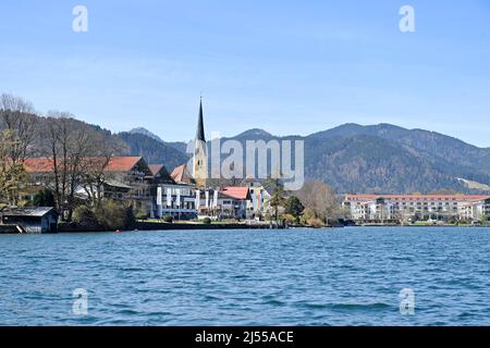 Rottach Egern, Deutschland. 18. April 2022. Ostern 2022 am Tegernsee. Blick über den Tegernsee nach Rottach Egern am 18.. April 2022. Frühling, Sonnenschein, Landschaft, Berge, alpen, Berge.See, Ufer. Kredit: dpa/Alamy Live Nachrichten Stockfoto