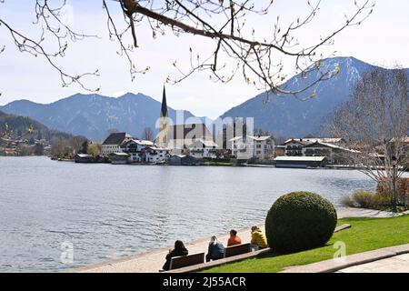 Rottach Egern, Deutschland. 18. April 2022. Ostern 2022 am Tegernsee. Blick über den Tegernsee nach Rottach Egern mit dem Wallberg am 18.. April 2022. Frühling, Sonnenschein, Landschaft, Berge, alpen, Berge.See, Ufer. Kredit: dpa/Alamy Live Nachrichten Stockfoto