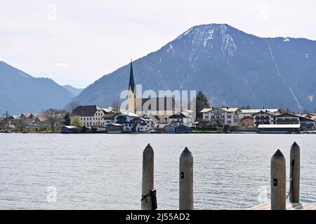 Rottach Egern, Deutschland. 18. April 2022. Ostern 2022 am Tegernsee. Blick über den Tegernsee nach Rottach Egern mit dem Wallberg am 18.. April 2022. Frühling, Sonnenschein, Landschaft, Berge, alpen, Berge.See, Ufer. Kredit: dpa/Alamy Live Nachrichten Stockfoto