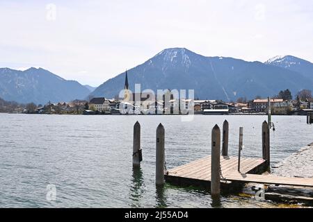 Rottach Egern, Deutschland. 18. April 2022. Ostern 2022 am Tegernsee. Blick über den Tegernsee nach Rottach Egern mit dem Wallberg am 18.. April 2022. Frühling, Sonnenschein, Landschaft, Berge, alpen, Berge.See, Ufer. Kredit: dpa/Alamy Live Nachrichten Stockfoto