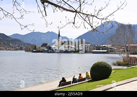 Rottach Egern, Deutschland. 18. April 2022. Ostern 2022 am Tegernsee. Blick über den Tegernsee nach Rottach Egern mit dem Wallberg am 18.. April 2022. Frühling, Sonnenschein, Landschaft, Berge, alpen, Berge.See, Ufer. Kredit: dpa/Alamy Live Nachrichten Stockfoto