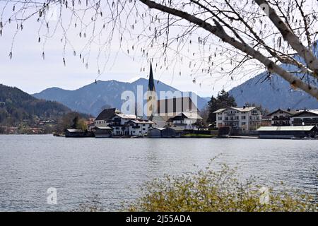 Rottach Egern, Deutschland. 18. April 2022. Ostern 2022 am Tegernsee. Blick über den Tegernsee nach Rottach Egern am 18.. April 2022. Frühling, Sonnenschein, Landschaft, Berge, alpen, Berge.See, Ufer. Kredit: dpa/Alamy Live Nachrichten Stockfoto