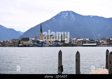 Rottach Egern, Deutschland. 18. April 2022. Ostern 2022 am Tegernsee. Blick über den Tegernsee nach Rottach Egern mit dem Wallberg am 18.. April 2022. Frühling, Sonnenschein, Landschaft, Berge, alpen, Berge.See, Ufer. Kredit: dpa/Alamy Live Nachrichten Stockfoto