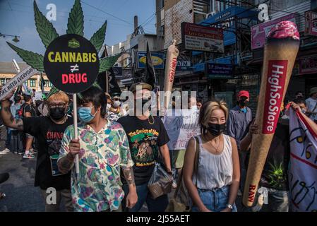 Während der Demonstration auf der Khao San Straße halten Menschen Schilder und imitierte Gelenke. Thailändische Aktivisten marschierten vom Demokratie-Denkmal zur Khaosan Road, um den Welt-Cannabis-Tag zu feiern und den Freizeitkonsum von Marihuana in Thailand zu fördern. Die thailändischen Behörden haben einen Plan, Cannabis und Hanf von der Betäubungsmittelliste des Landes zu entfernen, ein historischer Schritt, der Jahrzehnte des Verbots beendete, Die Möglichkeit, die Pflanze für den Eigenkonsum anzubauen, die seit dem 09. Juni 2022 in der traditionellen Medizin und Küche verwendet wird, aber weiterhin für den Freizeitkonsum verboten ist. (Foto von Peerapon Boonyakiat/SOPA IMA Stockfoto