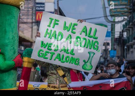 Ein Aktivist hält ein Plakat während der Demonstration auf der Khao San Straße. Thailändische Aktivisten marschierten vom Demokratie-Denkmal zur Khaosan Road, um den Welt-Cannabis-Tag zu feiern und den Freizeitkonsum von Marihuana in Thailand zu fördern. Die thailändischen Behörden haben einen Plan, Cannabis und Hanf von der Betäubungsmittelliste des Landes zu entfernen, ein historischer Schritt, der Jahrzehnte des Verbots beendete, Die Möglichkeit, die Pflanze für den Eigenkonsum anzubauen, die seit dem 09. Juni 2022 in der traditionellen Medizin und Küche verwendet wird, aber weiterhin für den Freizeitkonsum verboten ist. (Foto von Peerapon Boonyakiat/SOPA Images/Sipa Stockfoto