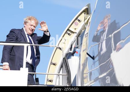 Premierminister Boris Johnson besteigen ein Flugzeug am Flughafen Stansted, als er zu einem Besuch in Indien abreist. Bilddatum: Mittwoch, 20. April 2022. Stockfoto