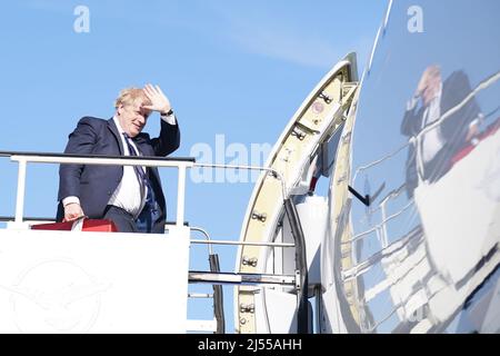 Premierminister Boris Johnson besteigen ein Flugzeug am Flughafen Stansted, als er zu einem Besuch in Indien abreist. Bilddatum: Mittwoch, 20. April 2022. Stockfoto