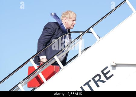 Premierminister Boris Johnson besteigen ein Flugzeug am Flughafen Stansted, als er zu einem Besuch in Indien abreist. Bilddatum: Mittwoch, 20. April 2022. Stockfoto