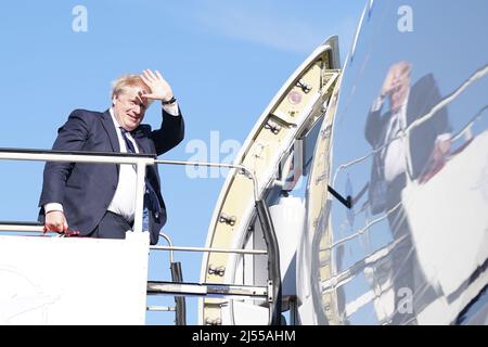 Premierminister Boris Johnson besteigen ein Flugzeug am Flughafen Stansted, als er zu einem Besuch in Indien abreist. Bilddatum: Mittwoch, 20. April 2022. Stockfoto