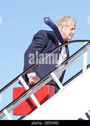Premierminister Boris Johnson besteigen ein Flugzeug am Flughafen Stansted, als er zu einem Besuch in Indien abreist. Bilddatum: Mittwoch, 20. April 2022. Stockfoto