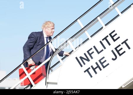 Premierminister Boris Johnson besteigen ein Flugzeug am Flughafen Stansted, als er zu einem Besuch in Indien abreist. Bilddatum: Mittwoch, 20. April 2022. Stockfoto